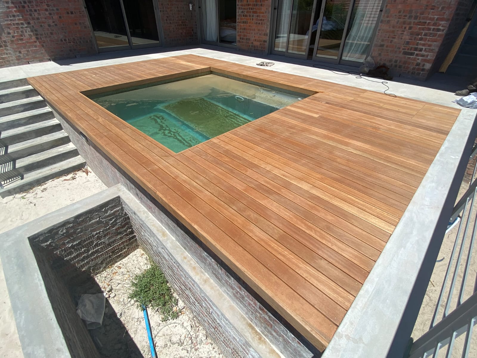 Plunge pool deck